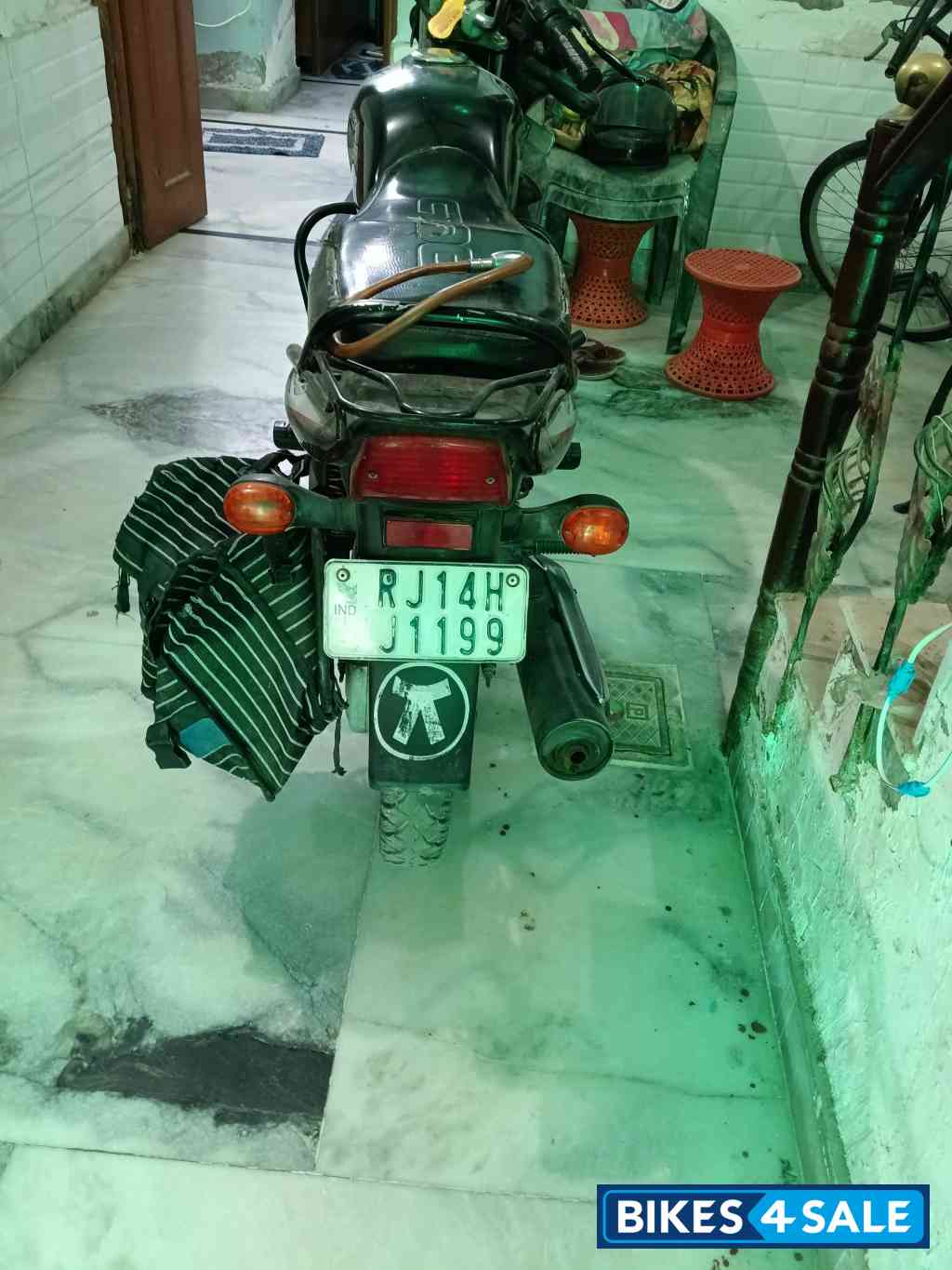 Read & Black Bajaj CT 100