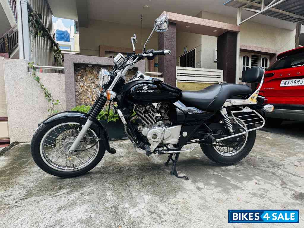 Black Bajaj Avenger 220 DTS-i