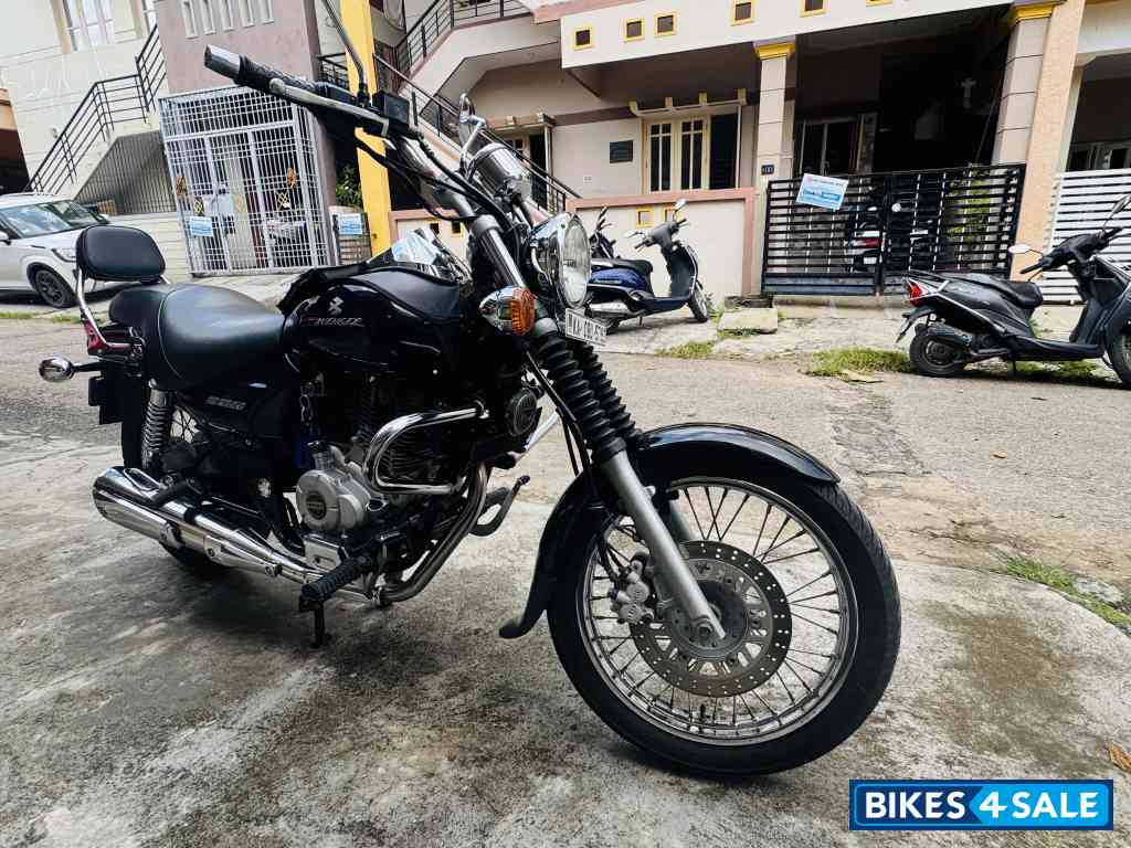 Black Bajaj Avenger 220 DTS-i