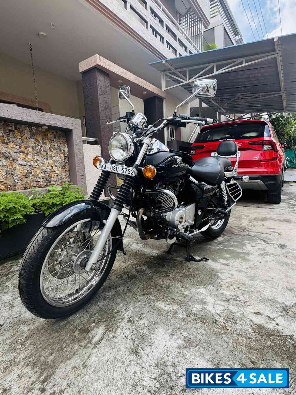 Black Bajaj Avenger 220 DTS-i