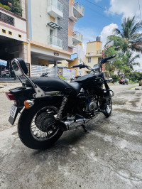 Black Bajaj Avenger 220 DTS-i