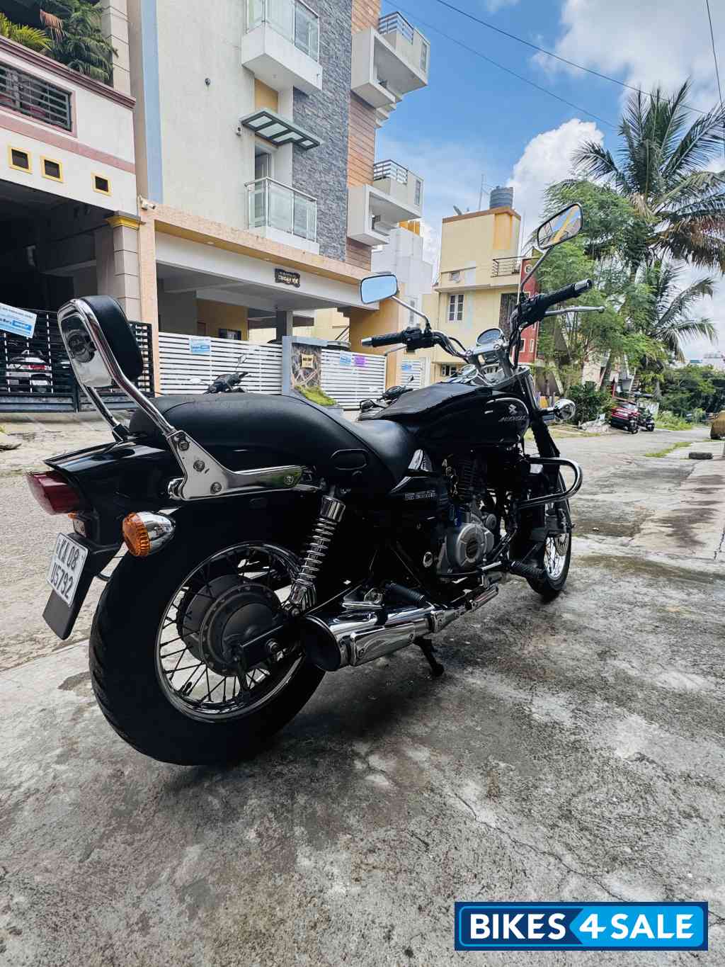 Black Bajaj Avenger 220 DTS-i