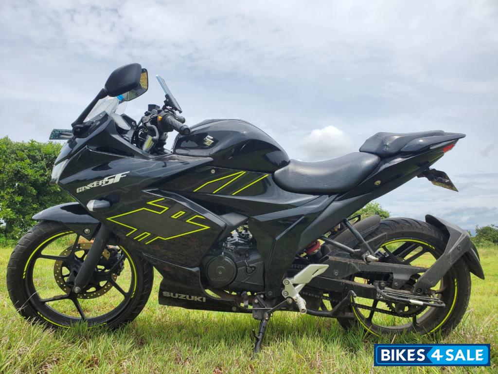 Sparkle Black Suzuki Gixxer SF BS6