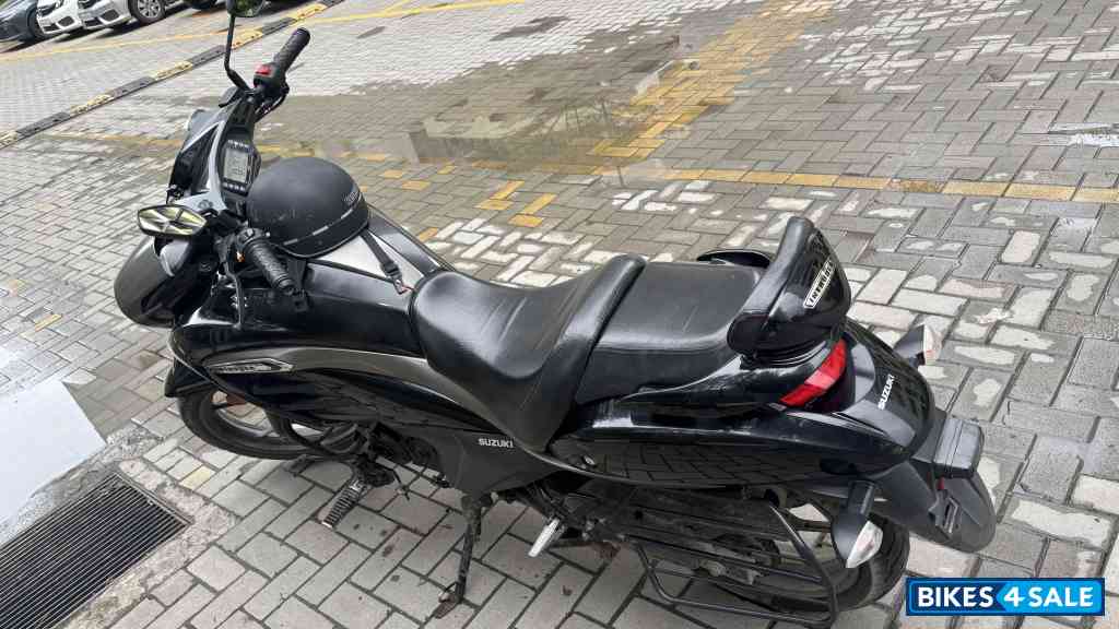 Black Suzuki Intruder 150 FI