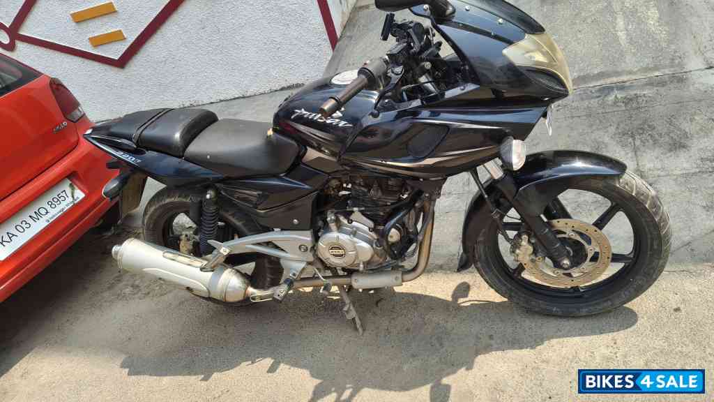 Black Bajaj Pulsar 220F