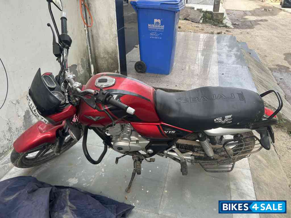 Bajaj V15