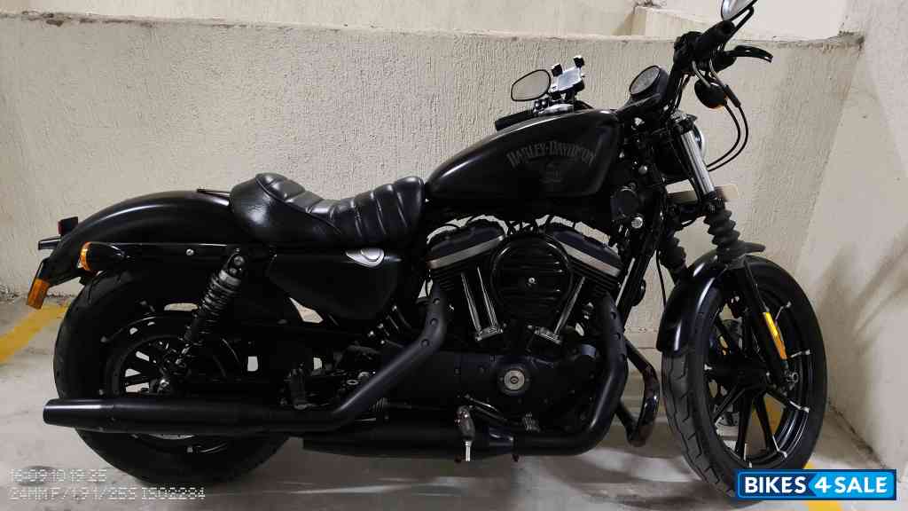 Black Harley Davidson Iron 883