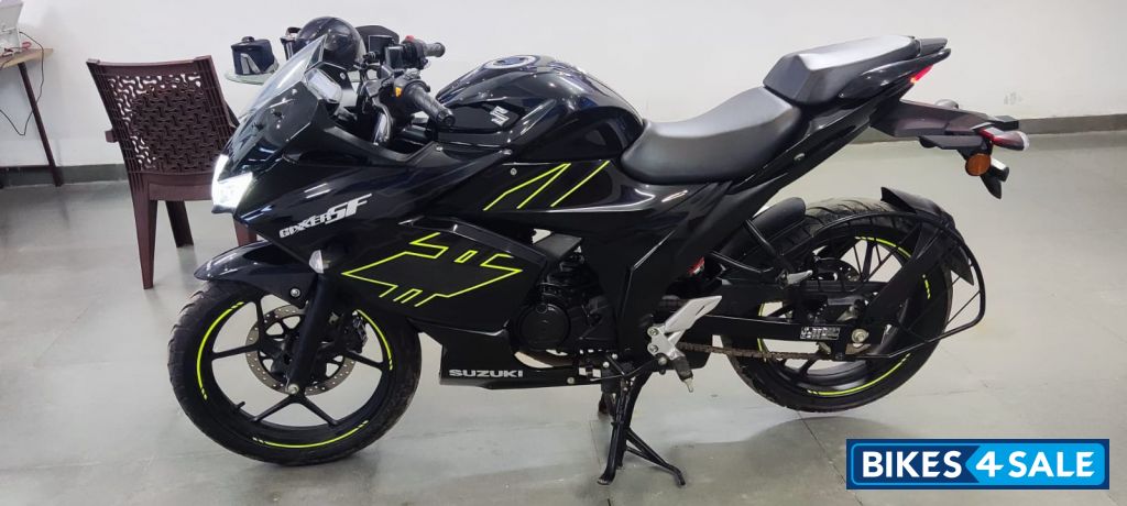 Black Suzuki Gixxer SF BS6