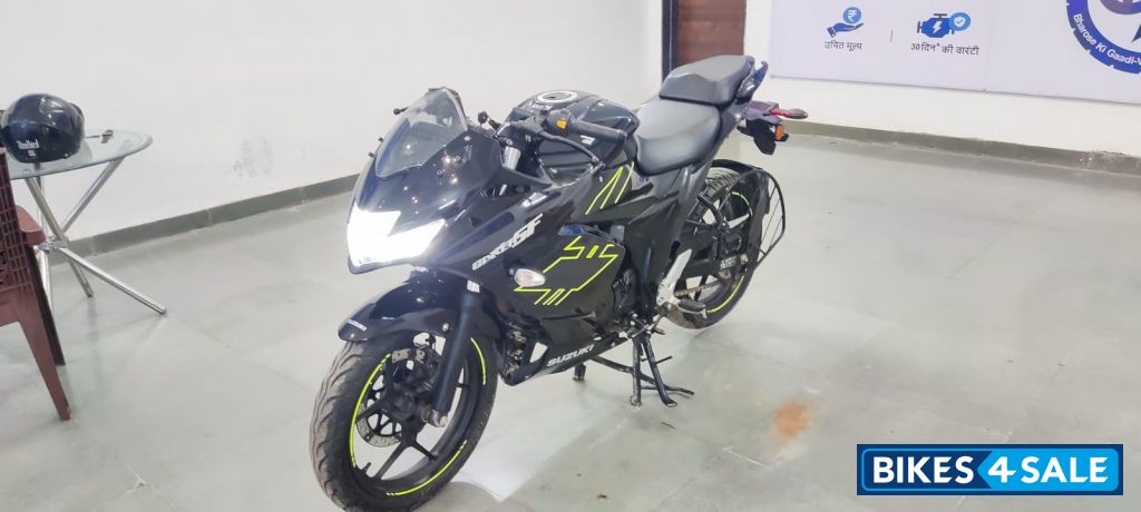 Black Suzuki Gixxer SF BS6