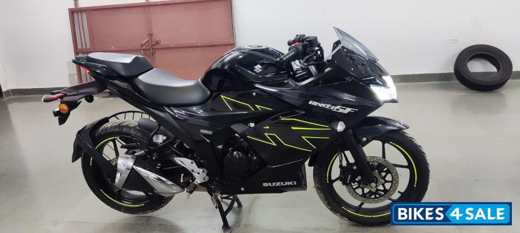 Black Suzuki Gixxer SF BS6
