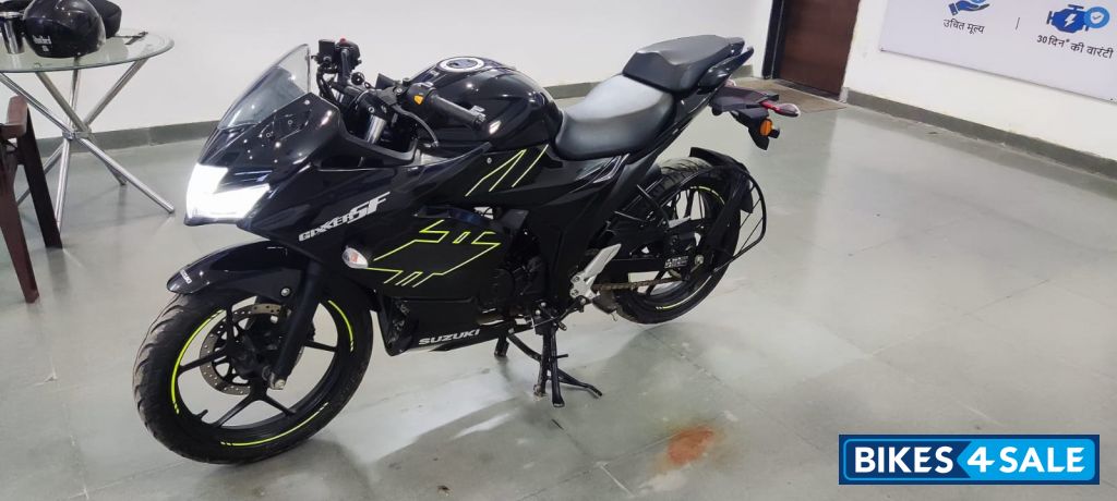 Black Suzuki Gixxer SF BS6