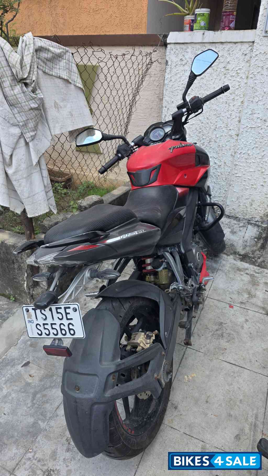 Red Bajaj Pulsar NS200