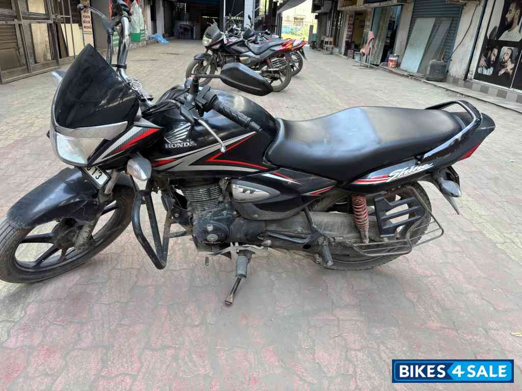 Black Honda CB Shine