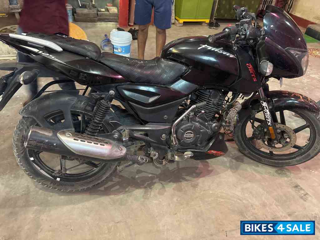 Black Bajaj Pulsar 125