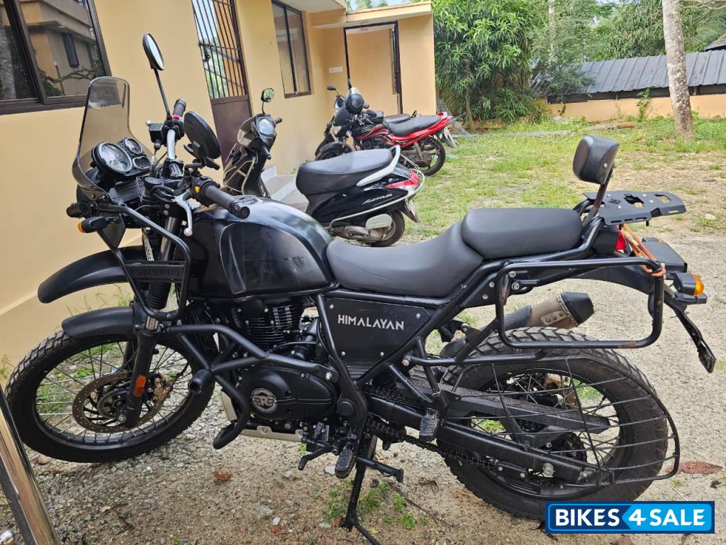 Black Royal Enfield Himalayan 452