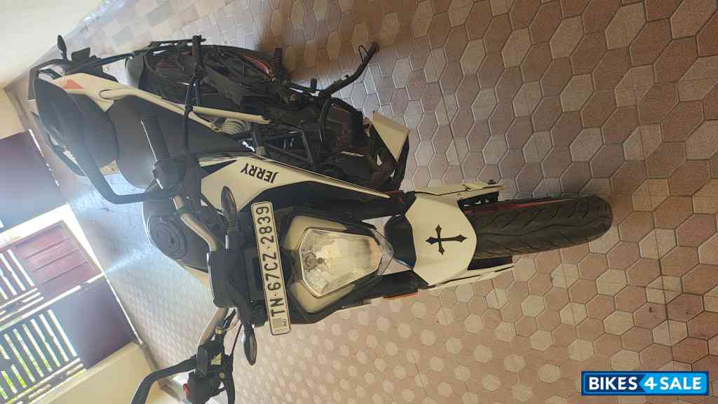 White KTM Duke 200 2022