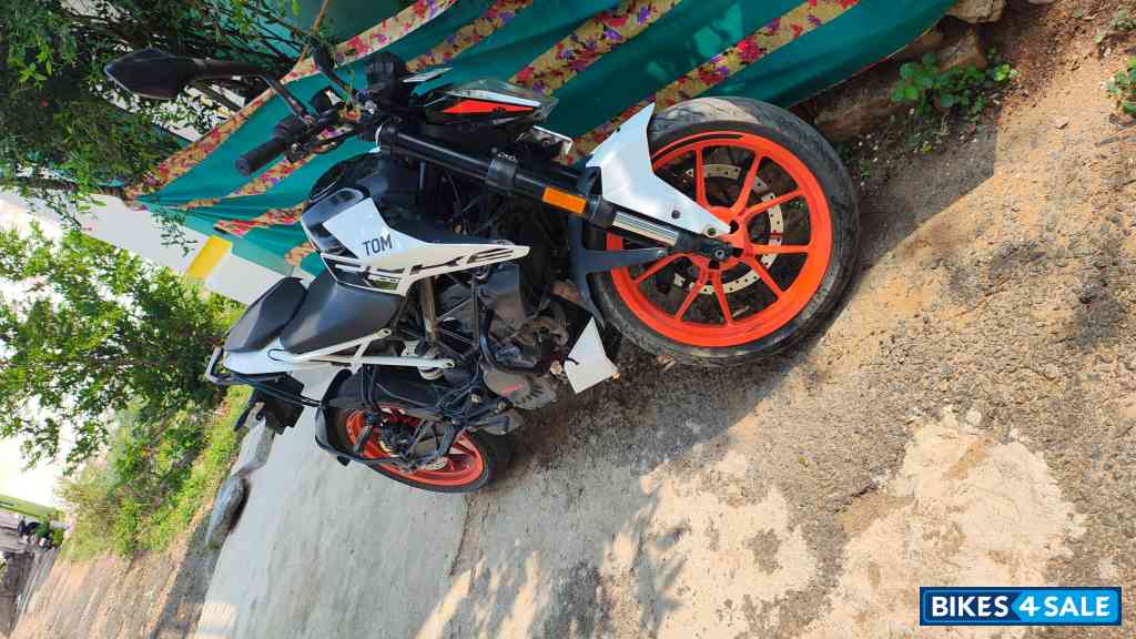 White KTM Duke 200 2022