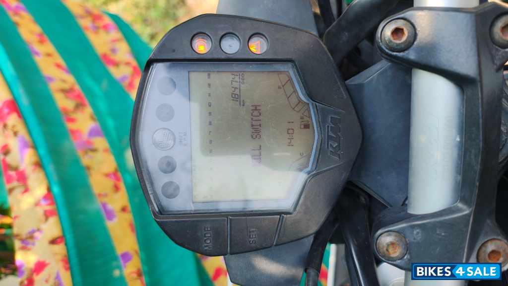 White KTM Duke 200 2022