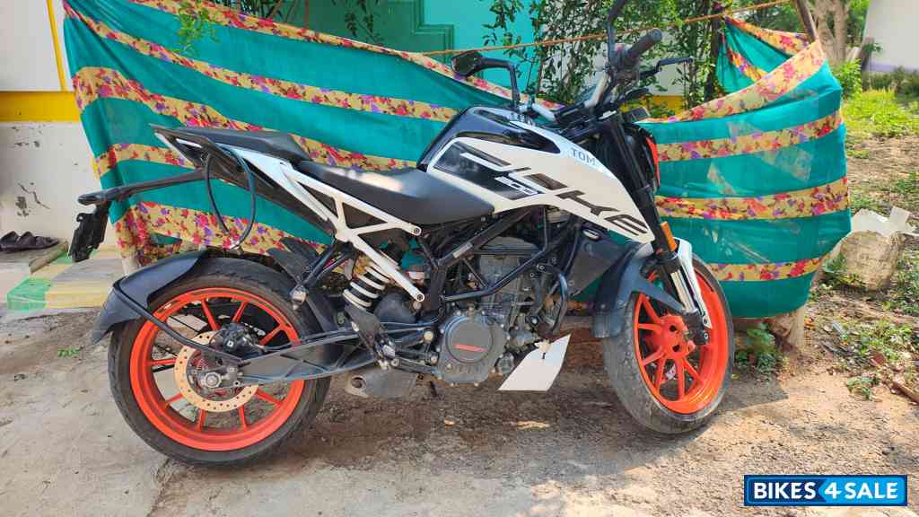 White KTM Duke 200 2022