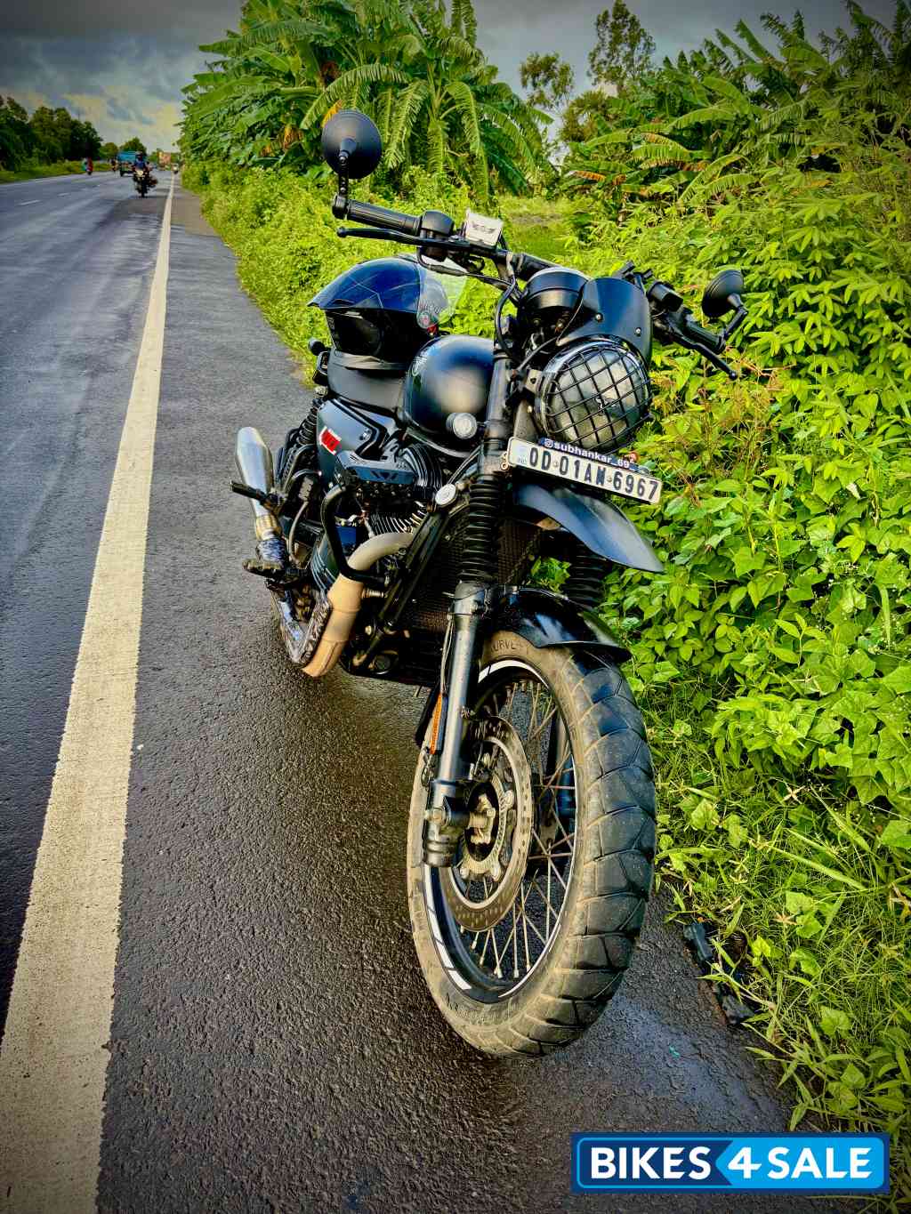 Yezdi Scrambler Dual Tone