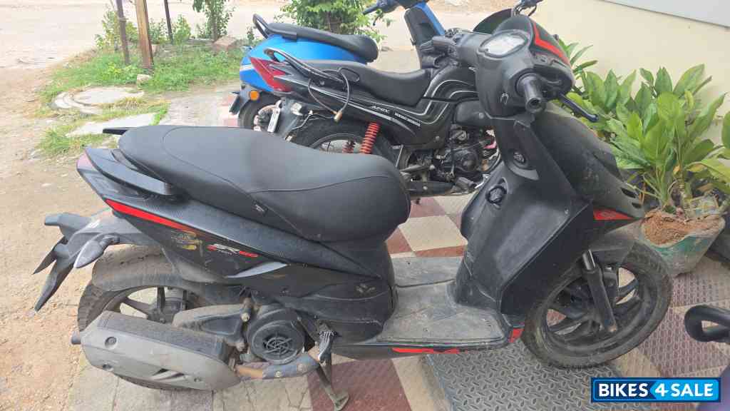 Aprilia SR 160 Carbon ABS