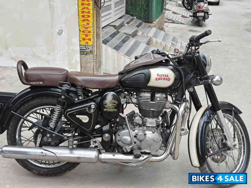 Black Royal Enfield Classic 500