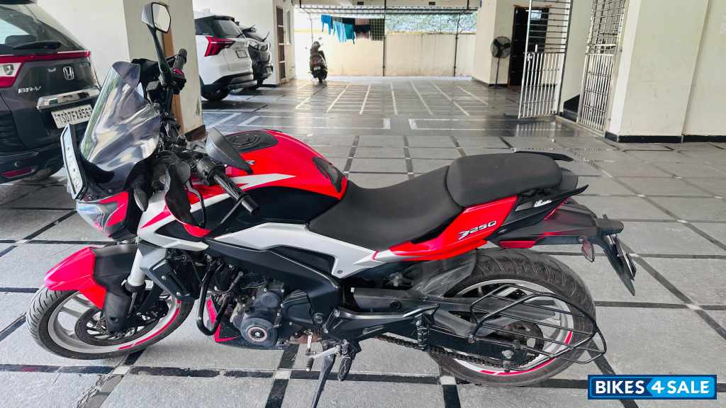 Red Bajaj Dominar 250