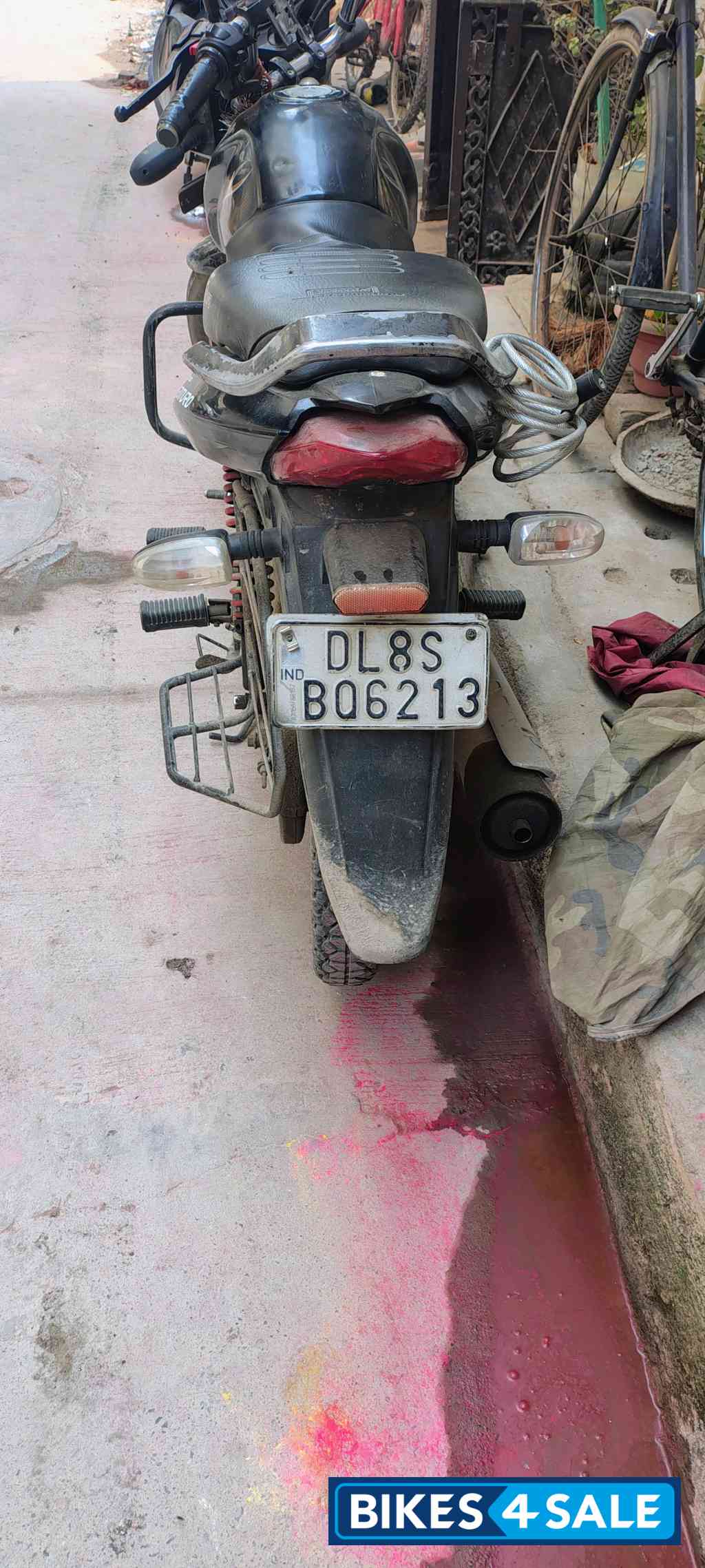 Black Mahindra Centuro O1