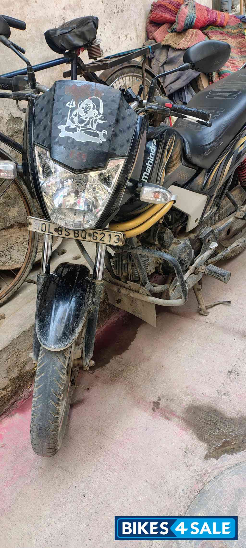 Black Mahindra Centuro O1