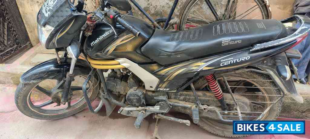 Black Mahindra Centuro O1