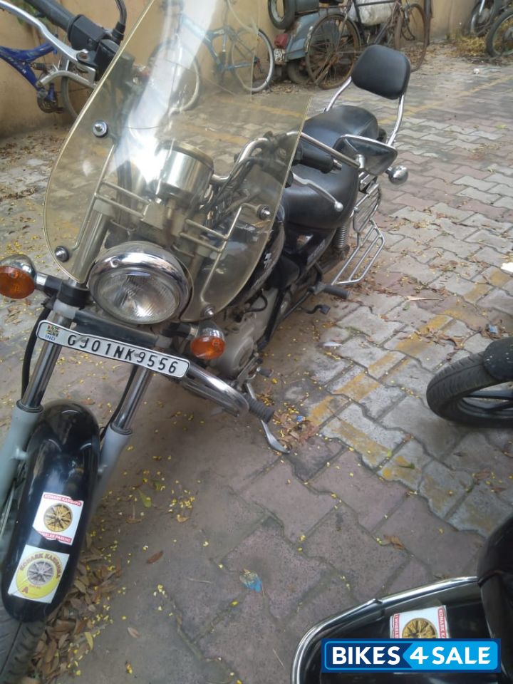 Black Bajaj Avenger Cruise 220