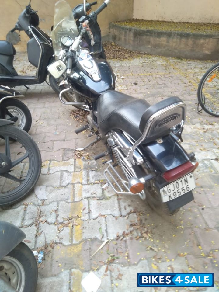 Black Bajaj Avenger Cruise 220