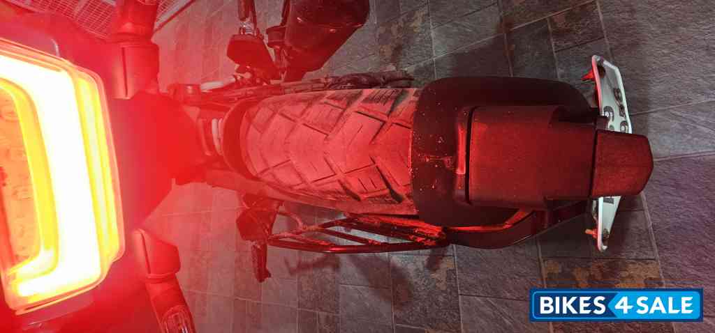 Grey Husqvarna Svartpilen 250