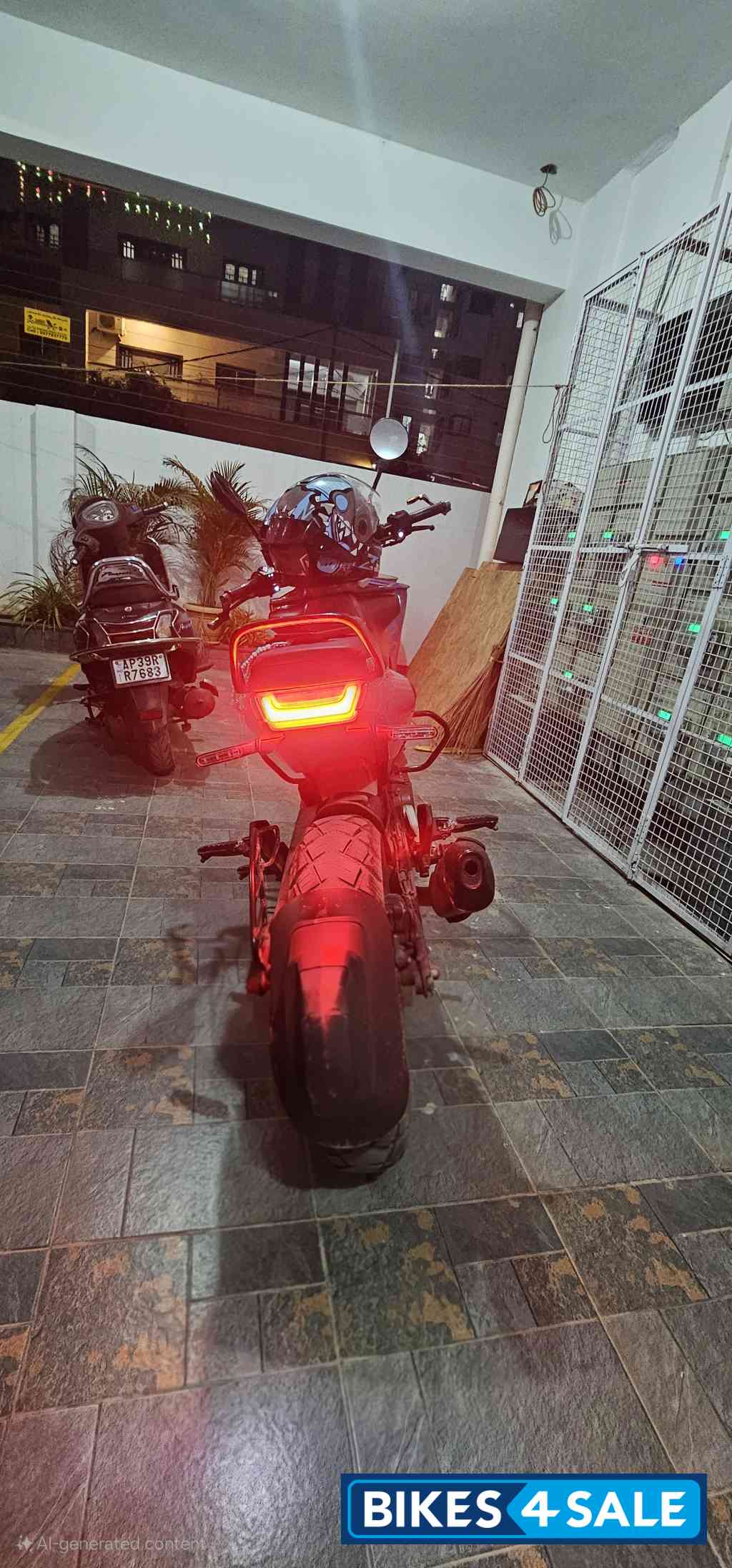 Grey Husqvarna Svartpilen 250