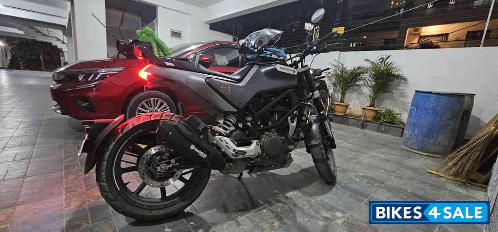 Grey Husqvarna Svartpilen 250