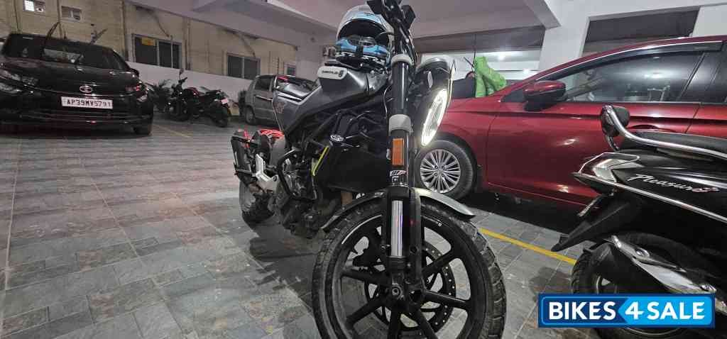 Grey Husqvarna Svartpilen 250