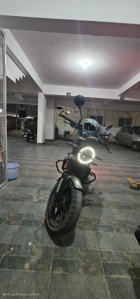 Grey Husqvarna Svartpilen 250