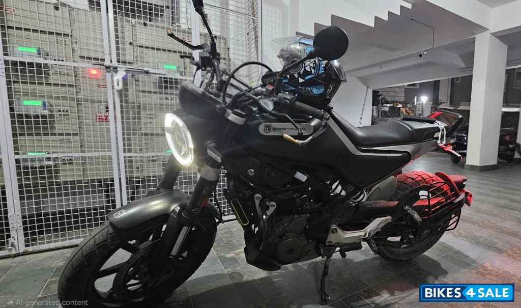 Grey Husqvarna Svartpilen 250