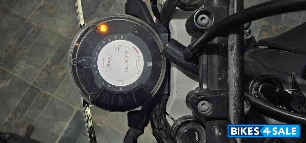 Grey Husqvarna Svartpilen 250