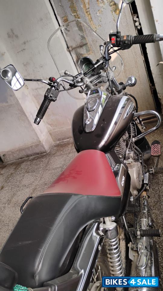 Black Bajaj Avenger Cruise 220 BS6