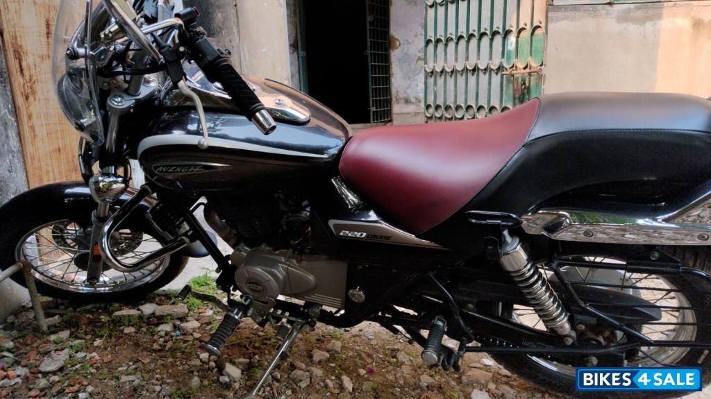 Black Bajaj Avenger Cruise 220 BS6