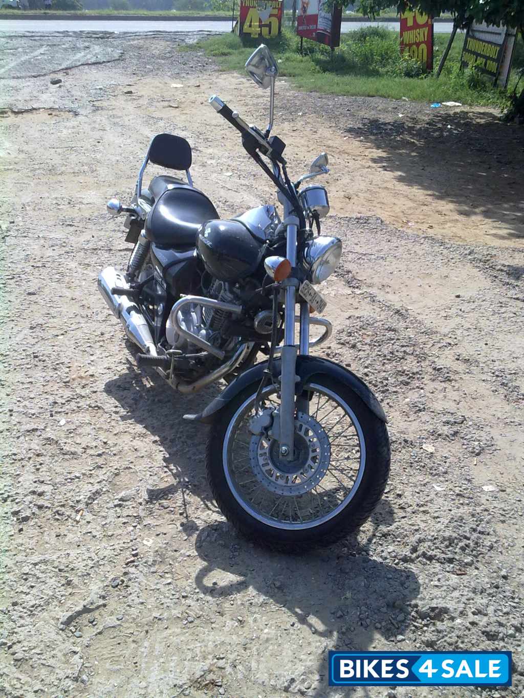 Black Bajaj Avenger 200 DTS-i