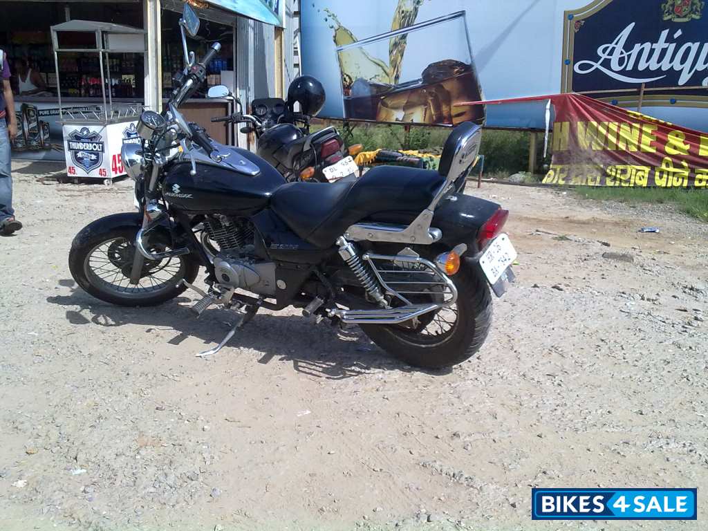 Black Bajaj Avenger 200 DTS-i