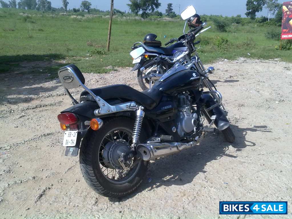 Black Bajaj Avenger 200 DTS-i