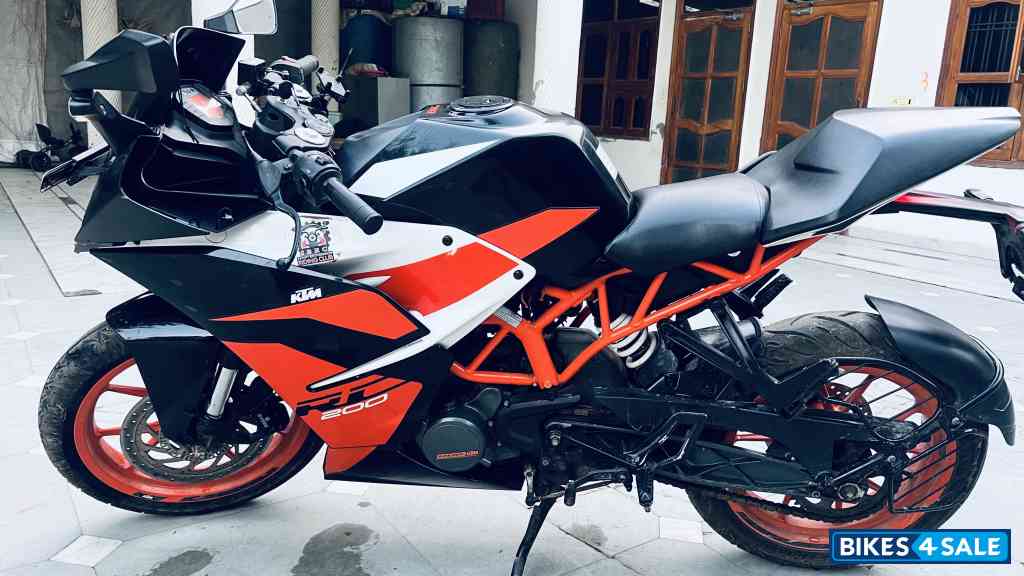 Ebony Black KTM RC 200