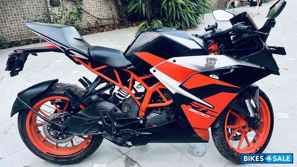 Ebony Black KTM RC 200