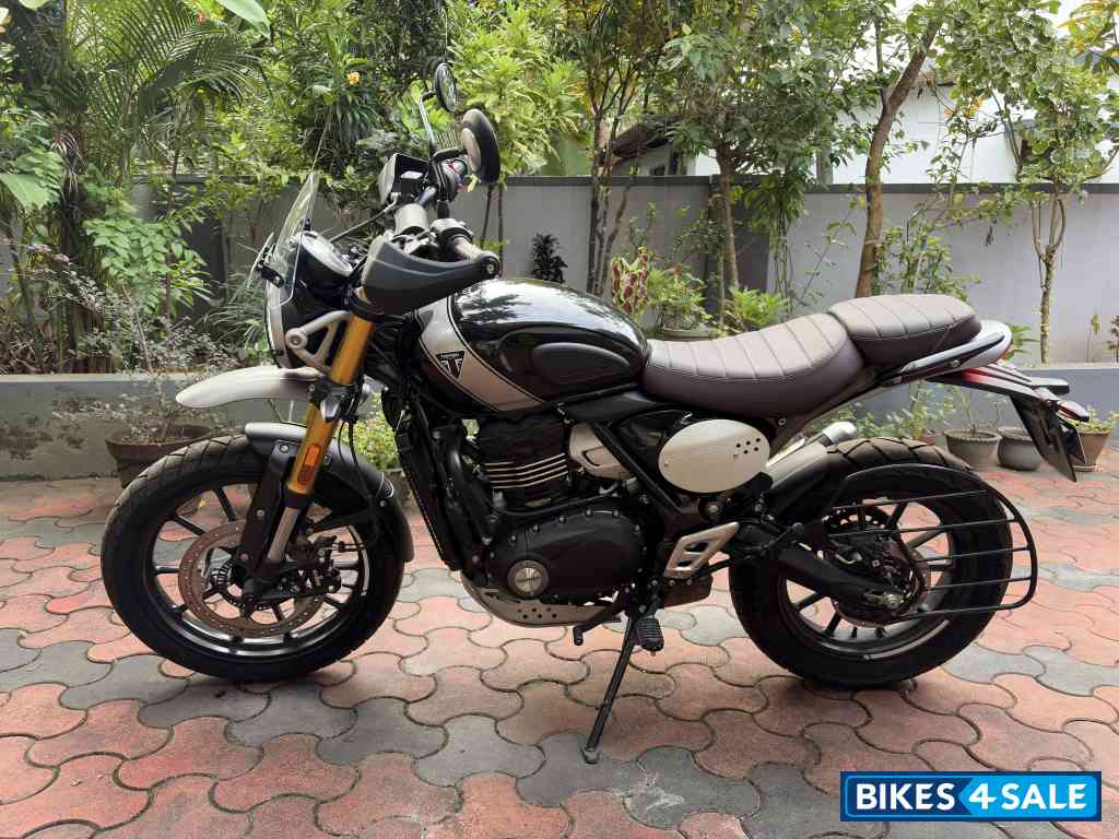 Black Triumph Scrambler 400 X