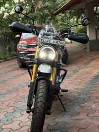 Black Triumph Scrambler 400 X