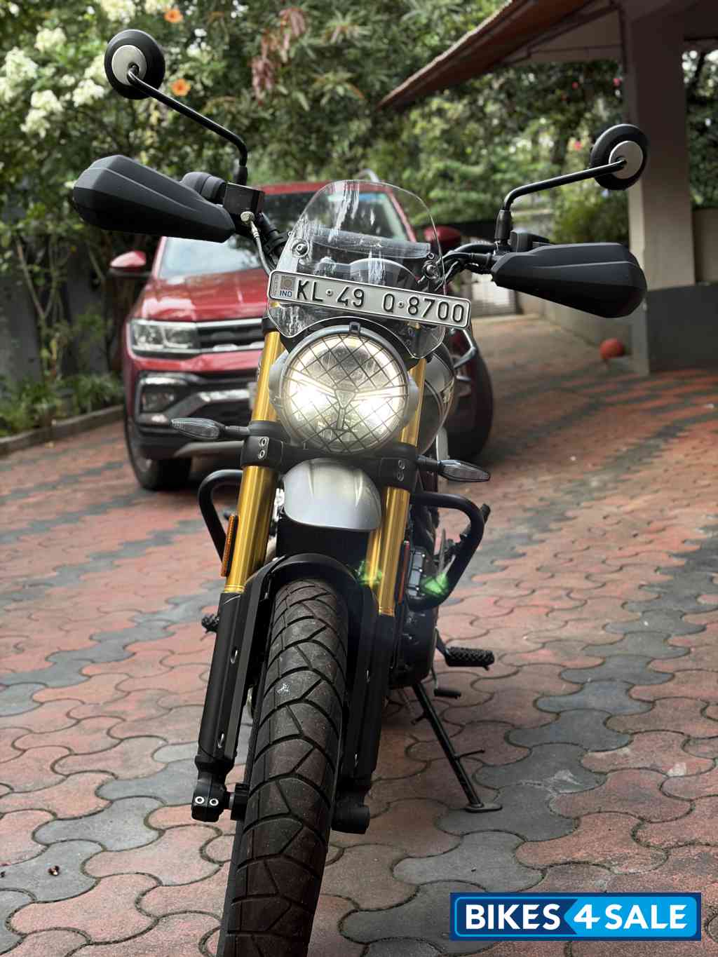 Black Triumph Scrambler 400 X