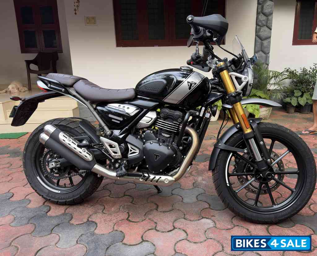 Black Triumph Scrambler 400 X